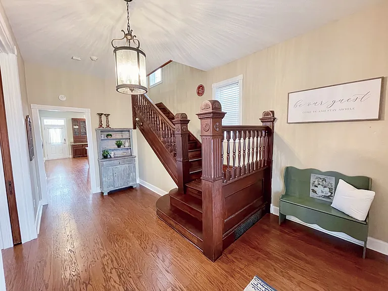 205 E Elm St — Photo 2