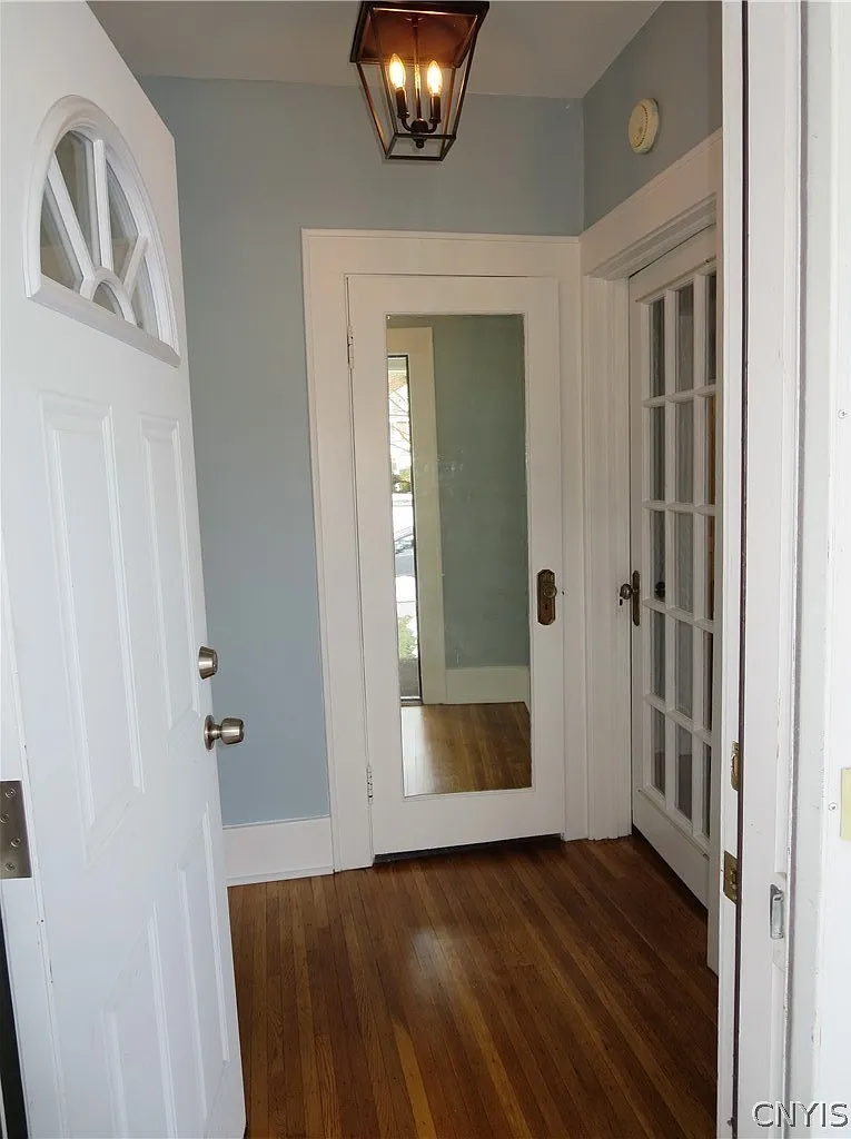 3 bed, 1.0 bath, 1400 sqft, $1,900 — Photo 3