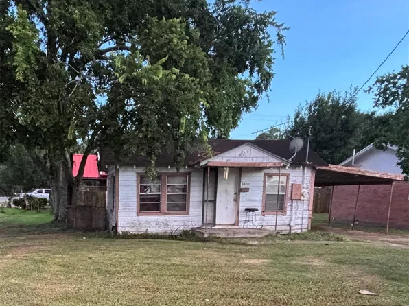 3420 6th St, Bay City, TX 77414