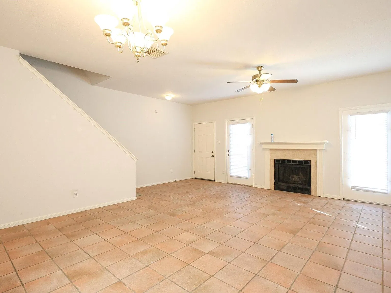 2 bed, 2.5 bath, 1640 sqft, $1,600 — Photo 2