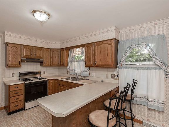 5th image of 262 Hillcrest Dr