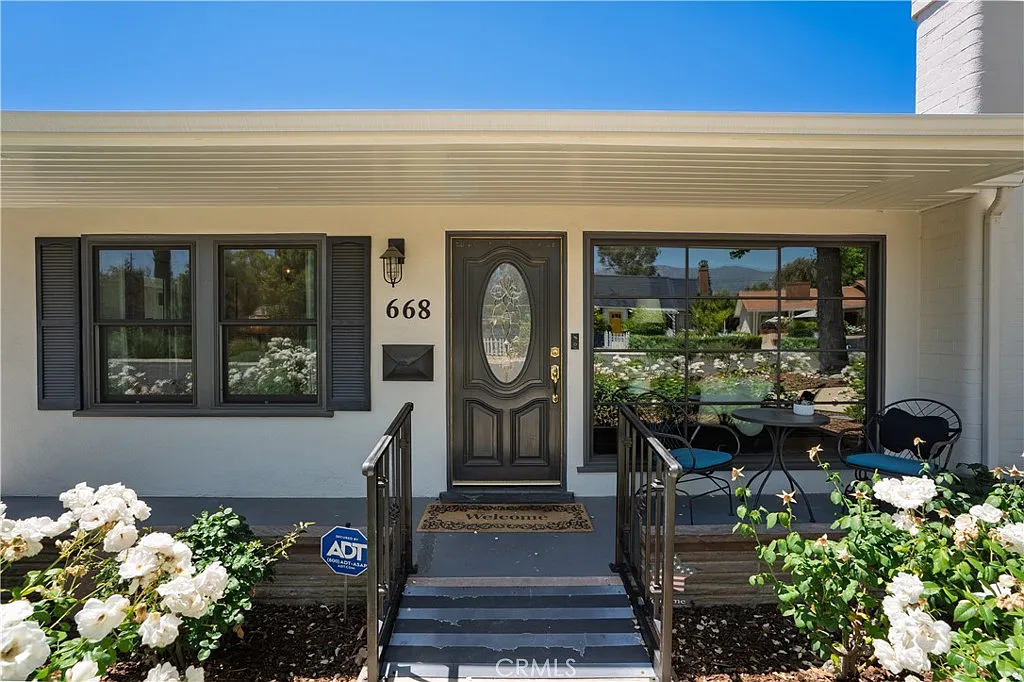 3 bed, 2.5 bath, 2084 sqft, $4,800 — Photo 1