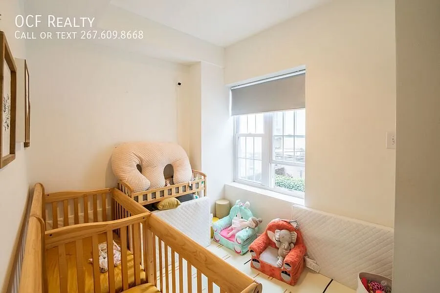 Beautiful Two Bed Graduate Hospital Home — Photo 2