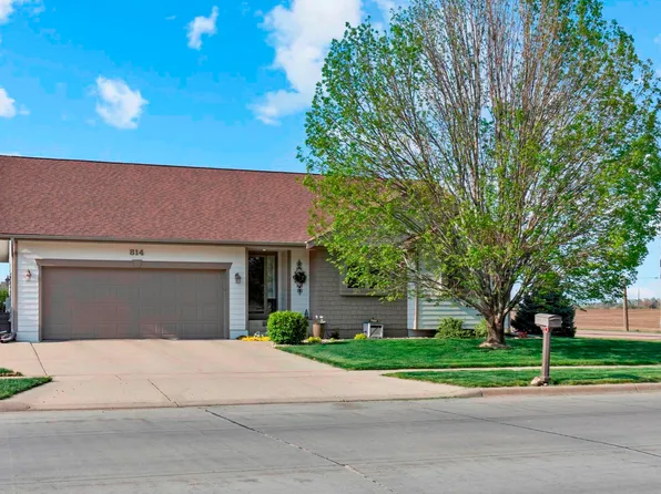 814 E 21st St, Yankton, SD 57078