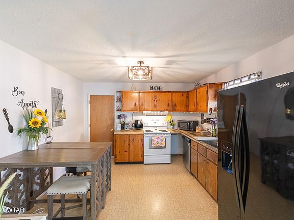 5th image of 252 Luna St