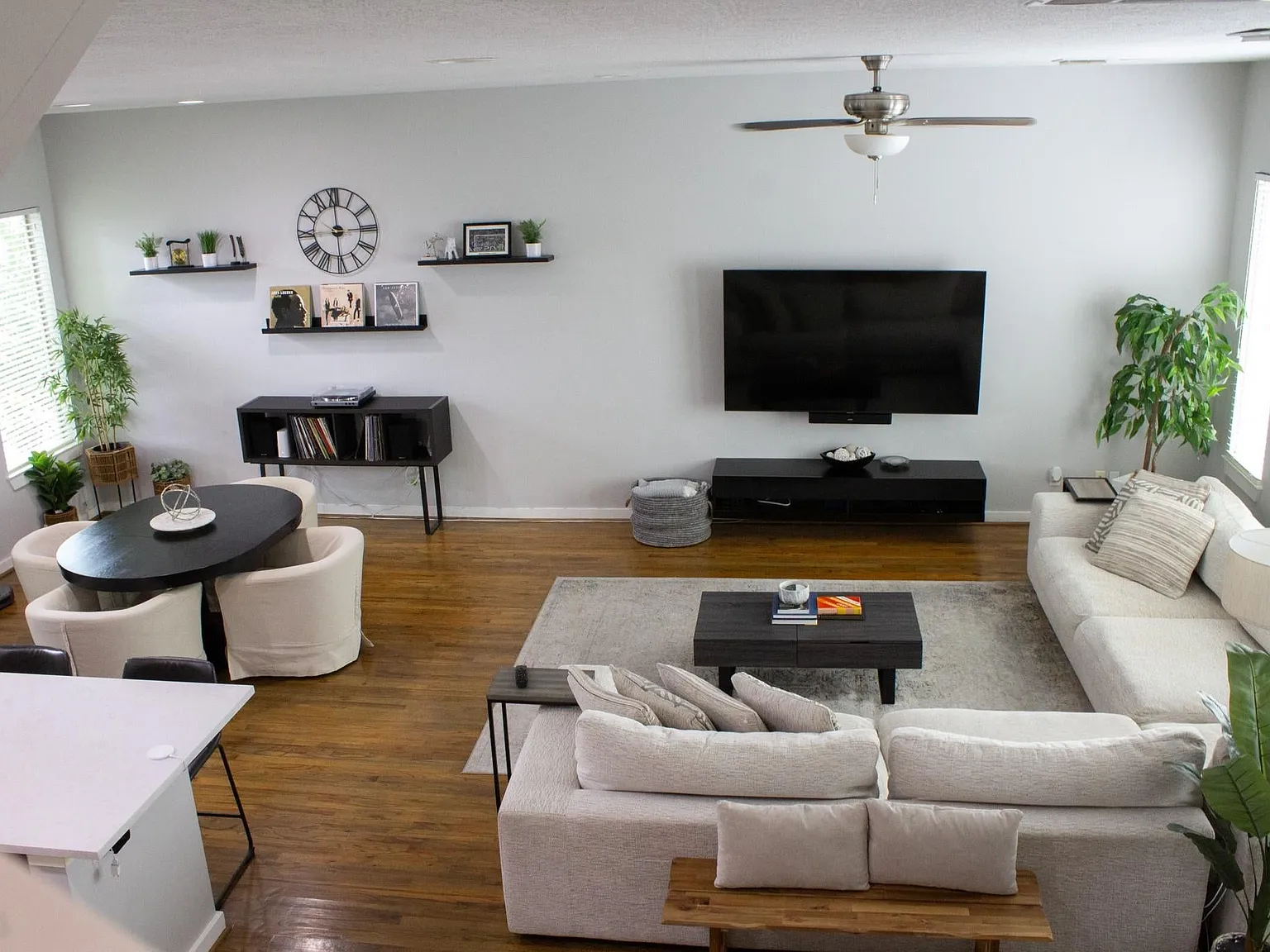 3 bed, 2.5 bath, 1976 sqft, $3,400 — Photo 1