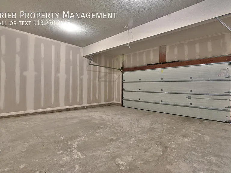 2076 S 137th St — Photo 11