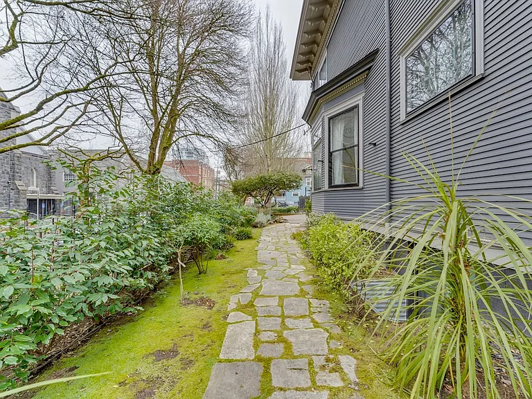 1956 NW Everett St — Photo 34
