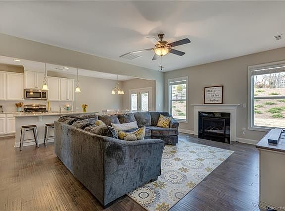 5th image of 1074 Waterlily Dr