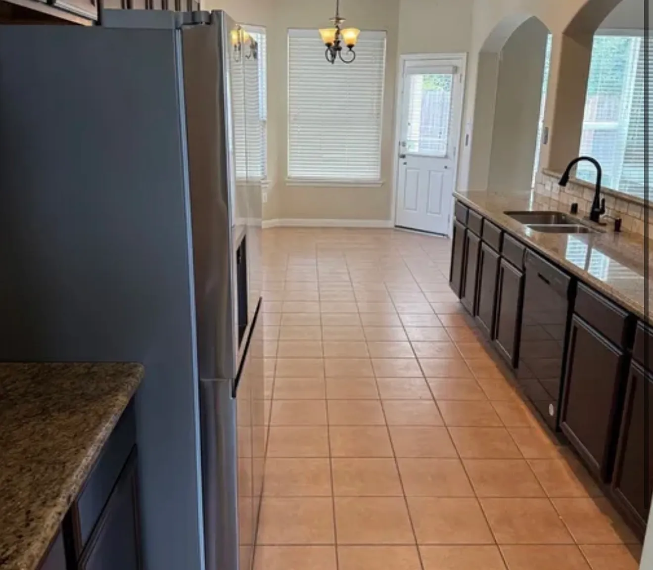 4 bed, 2.5 bath, 2465 sqft, $2,550 — Photo 3