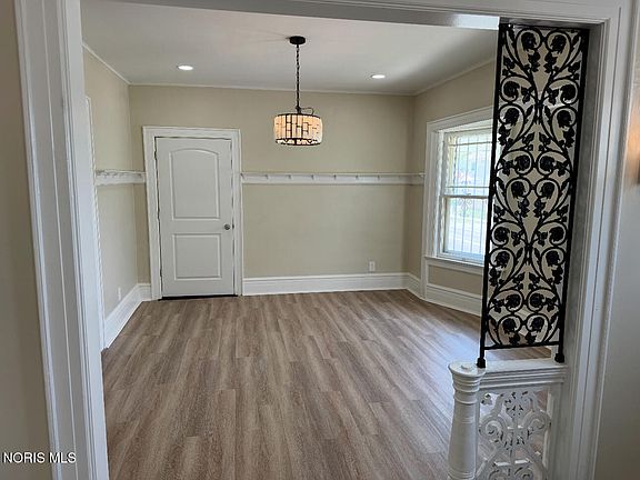 5th image of 975 Woodland Ave