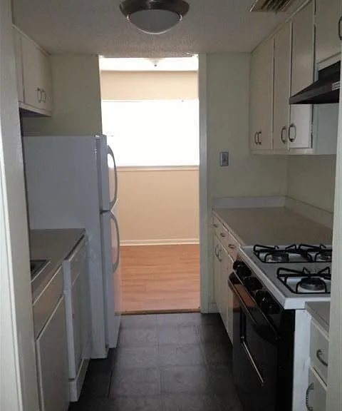 706 W 34th St #102 — Photo 5