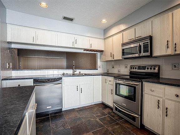 4th image of 8 Huntley Ct #8
