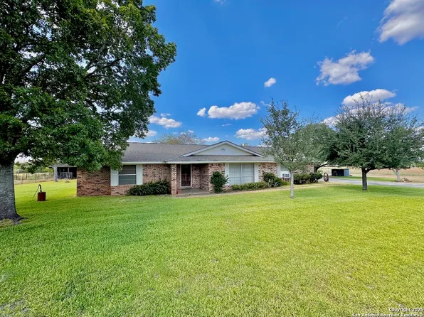 220 Plestex, Pleasanton, TX 78064