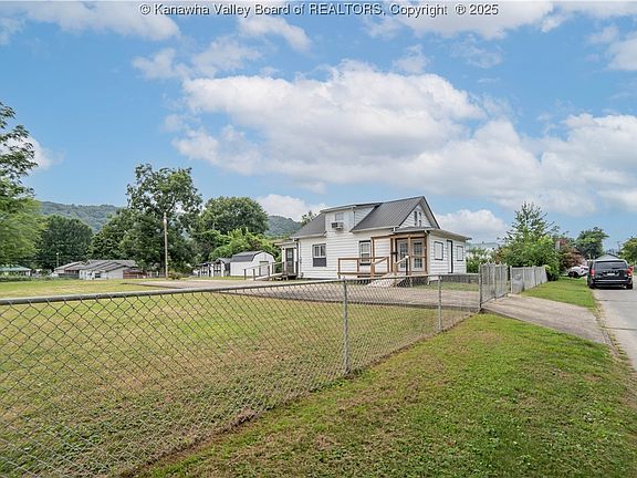 3rd image of 5611 Church Dr