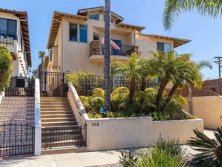 3 bed/3 bath, central a/c, 2 car garage, new furnishings & TVs. Art exhibitions, yoga retreats, romantic getaways, culinary adventures, nightlife, entertainment, and sports activities are all seamlessly woven into the fabric of Encinitas