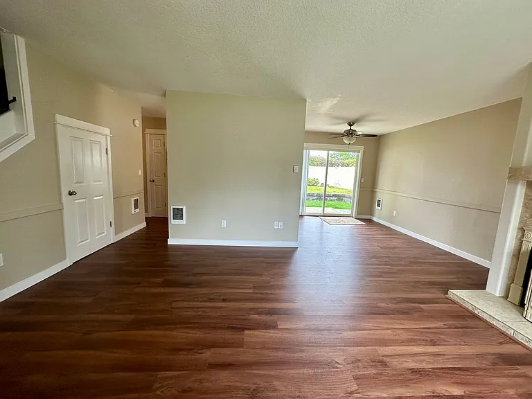1098 SW Hensley Rd — Photo 10