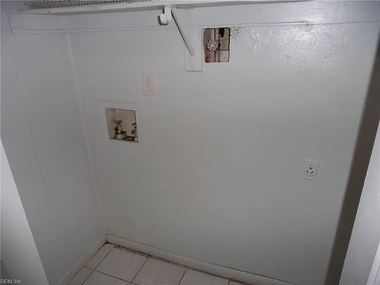 449 Peregrine St — Photo 4