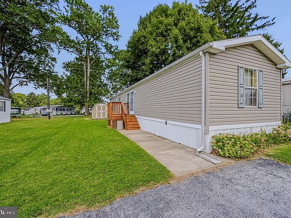 3rd image of 10 Laurel Ln