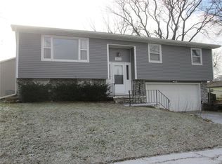 1005 Eisenhower Rd, Hiawatha, IA 52233