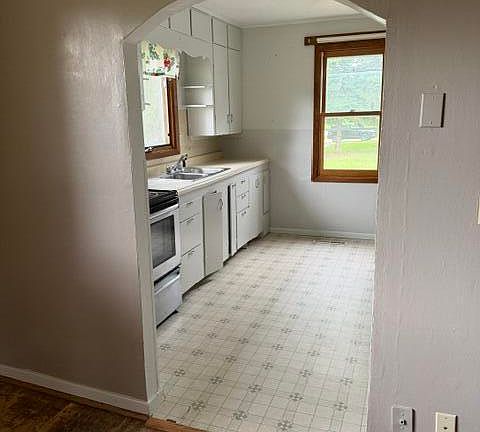 4th image of 502 3rd St W