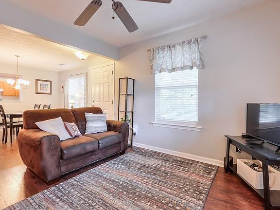 office/sitting room facing front of house