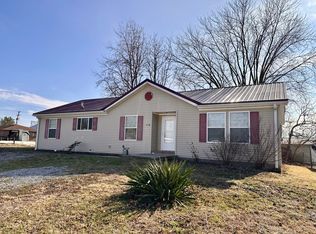 119 N 1st St NW, Clay City, IL 62824