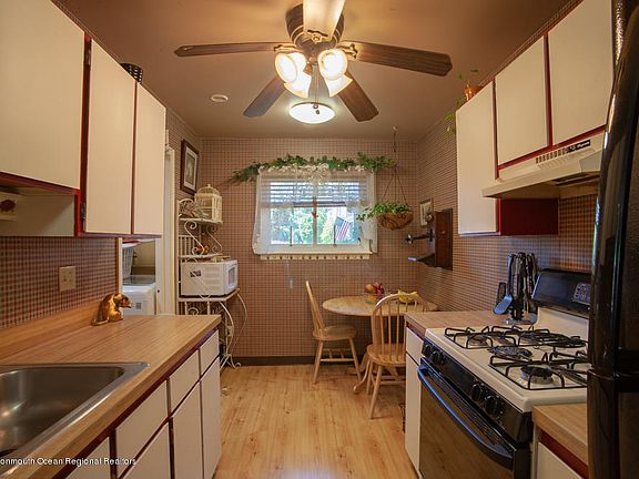 5th image of 13 Carol Ct