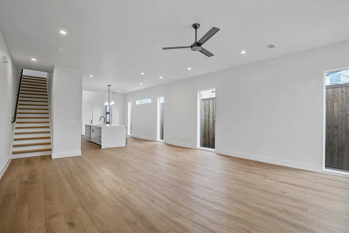 3 bed, 2.5 bath, 2129 sqft, $3,695 — Photo 4