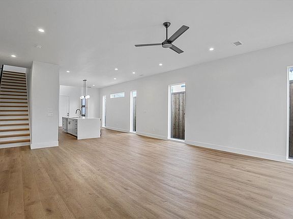 4th image of 2413 Crossman Ave