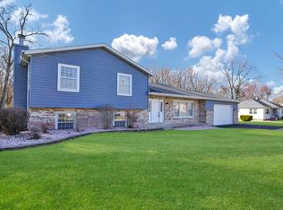 18 Tweed Rd, Fox Lake, IL 60020