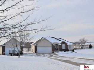 10190 Oakview Dr, Plattsmouth, NE 68048