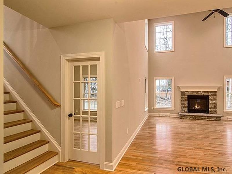 4th image of 33 WALDEN Circle