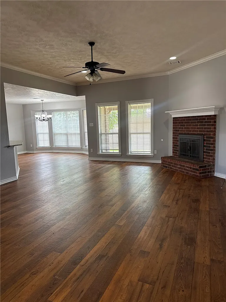 4 bed, 1914 sqft, $2,100 — Photo 3