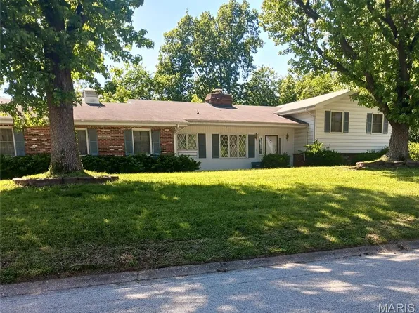 4904 Paris Dr, Godfrey, IL 62035