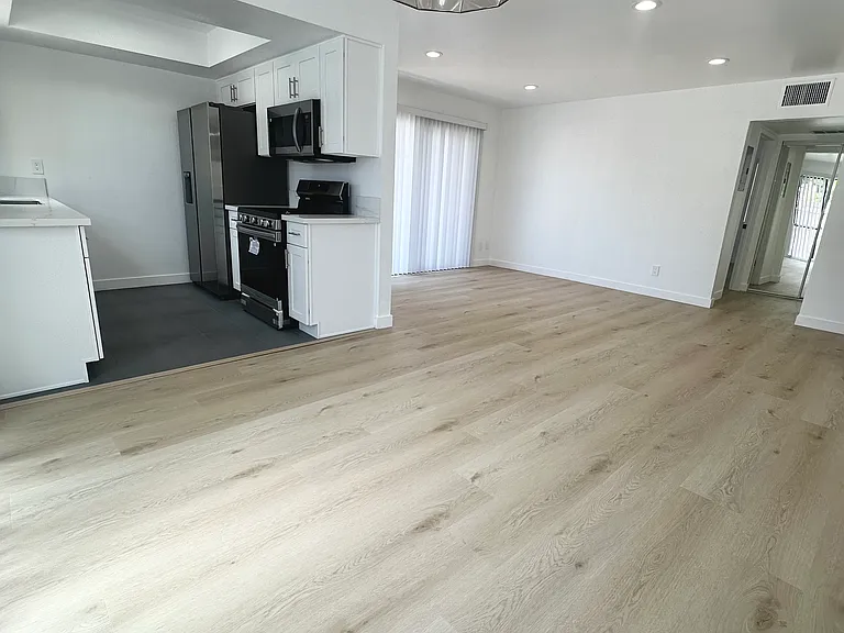 1150 N Columbus Ave #4 — Photo 3