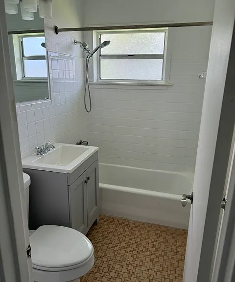 4706 Wallace Ave — Photo 7
