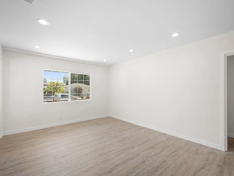 6607 Riverton Ave — Photo 5
