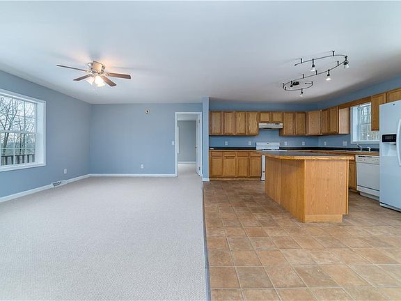 4th image of 27 Oak St