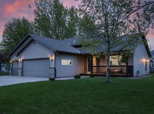 1413 Creekside Dr, Waconia, MN 55387