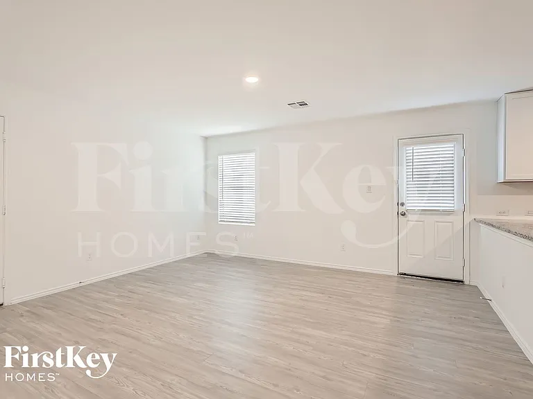 1335 White Willow — Photo 8
