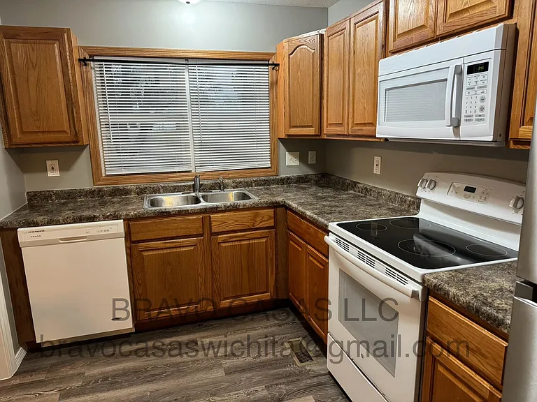 2932 S Glenn Ave — Photo 6