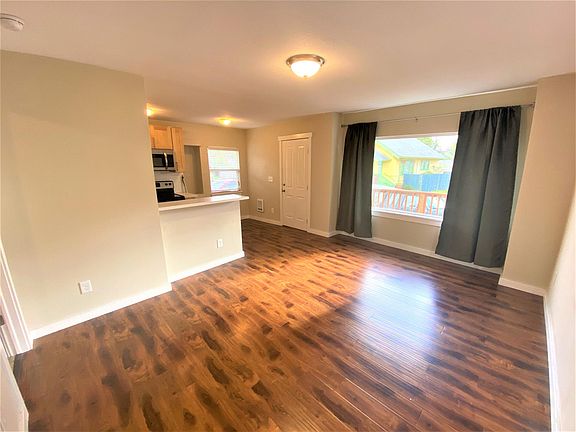 3rd image of 613 S Division Ln