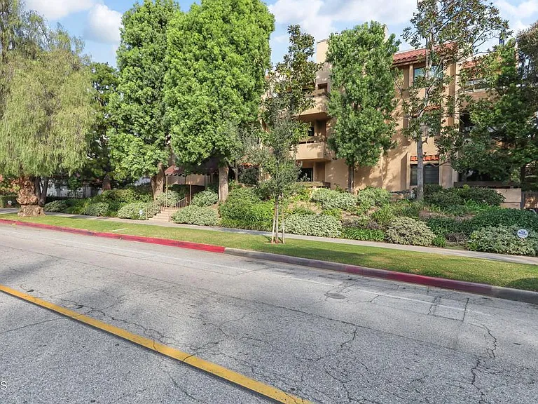 640 S Lake Ave #105 — Photo 2