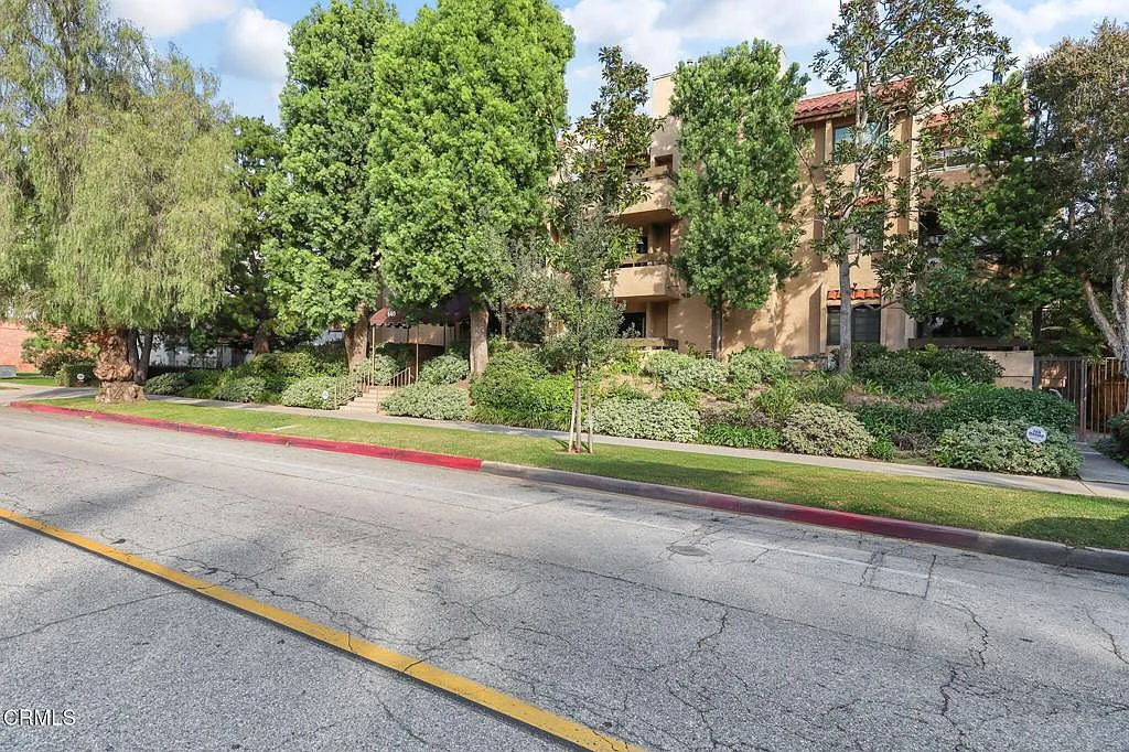 Building Photo - 640 S Lake Ave #105