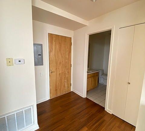 5th image of 2400 W Madison St #601