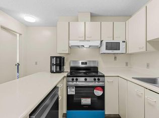 2422 W Edenwold Hts NW #3400, Calgary, AB T3A3Y2