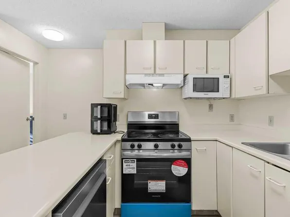 2422 W Edenwold Hts NW #3400, Calgary, AB T3A 3Y2