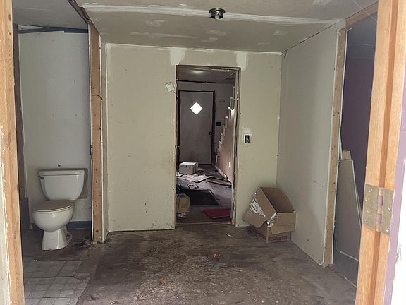 4th image of 122 N Main St