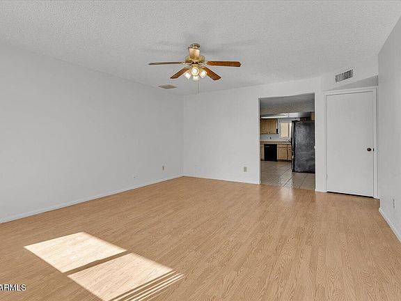 4th image of 2106 E GREENWAY Drive
